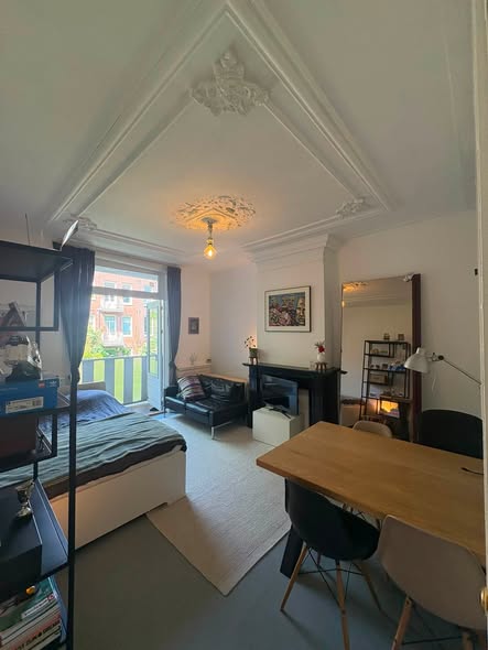 Image accompanying room listing