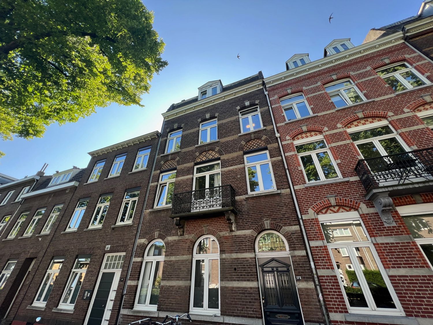 Image accompanying room listing