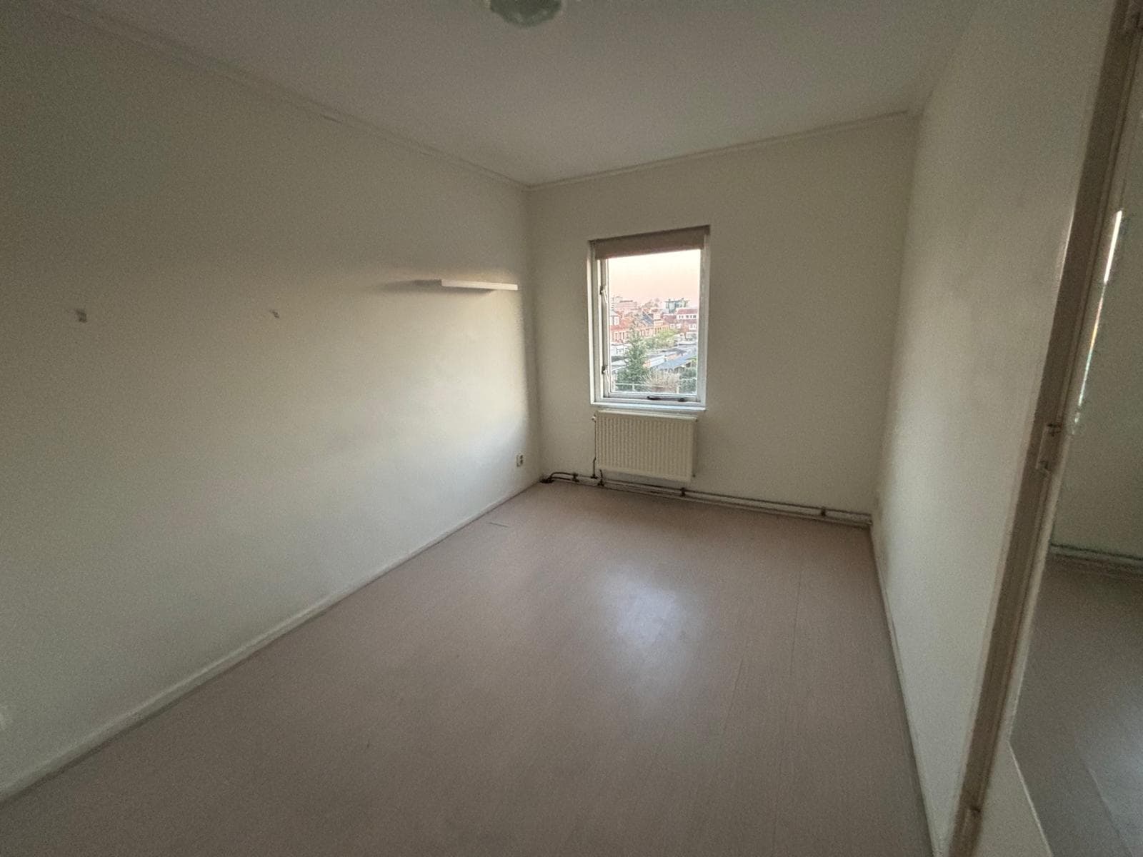 Image accompanying room listing