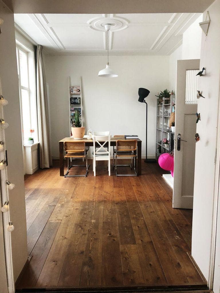 Image accompanying room listing