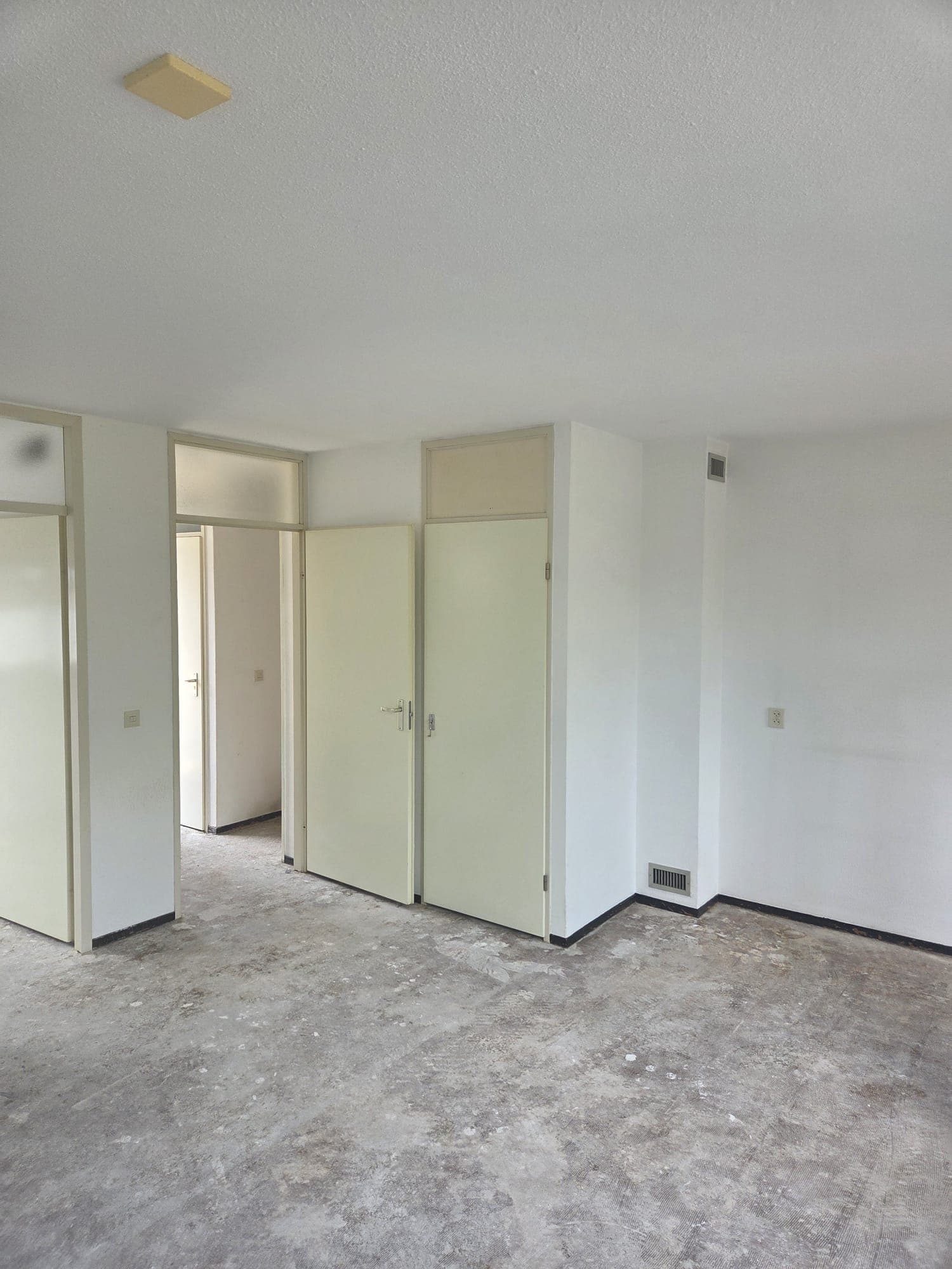 Image accompanying room listing