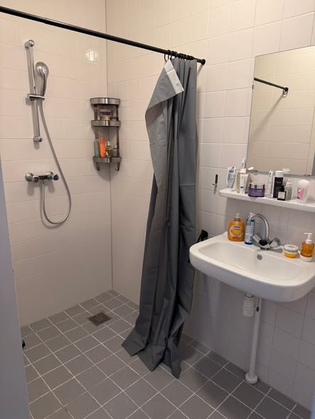 Image accompanying room listing