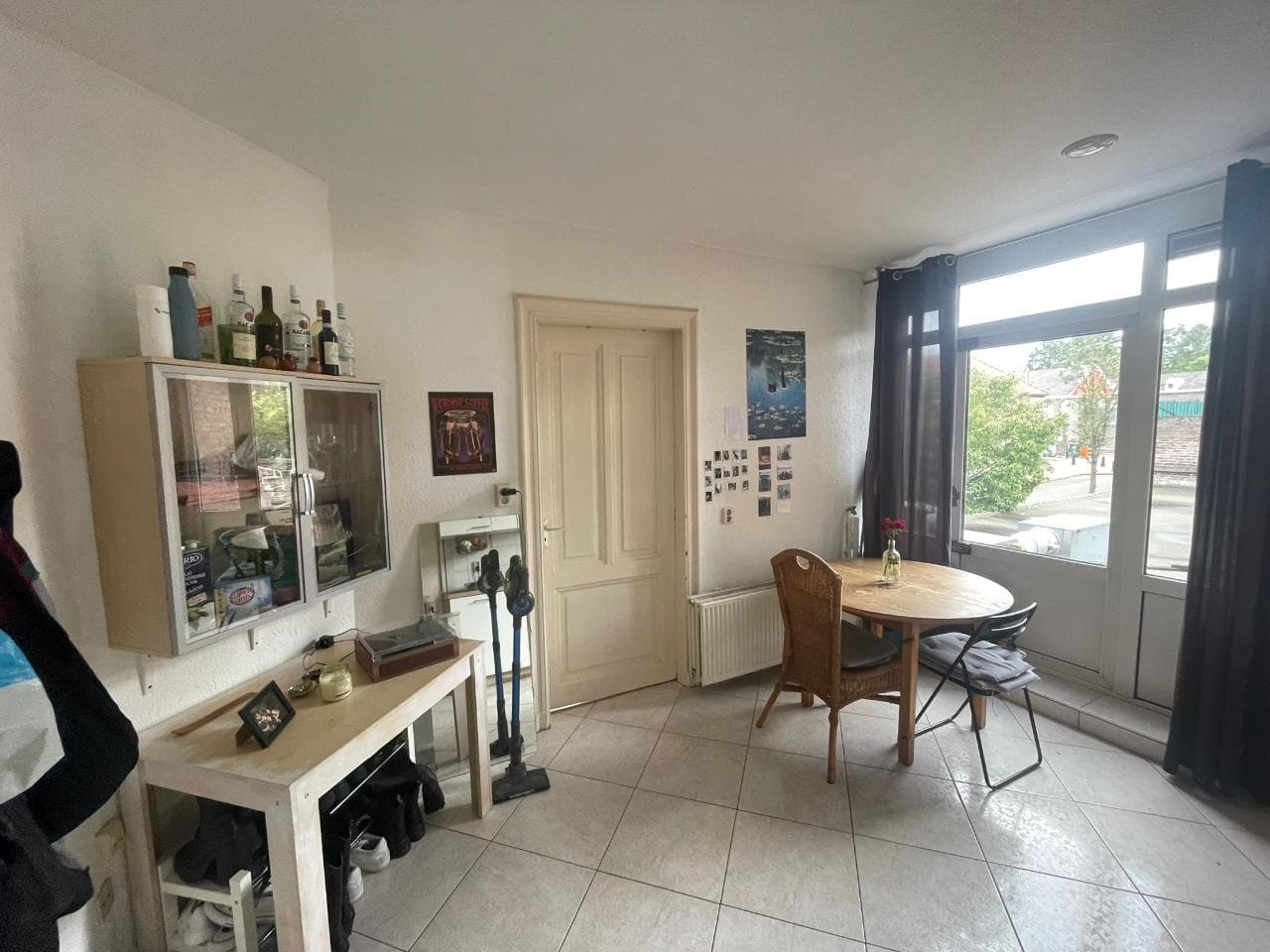 Image accompanying room listing
