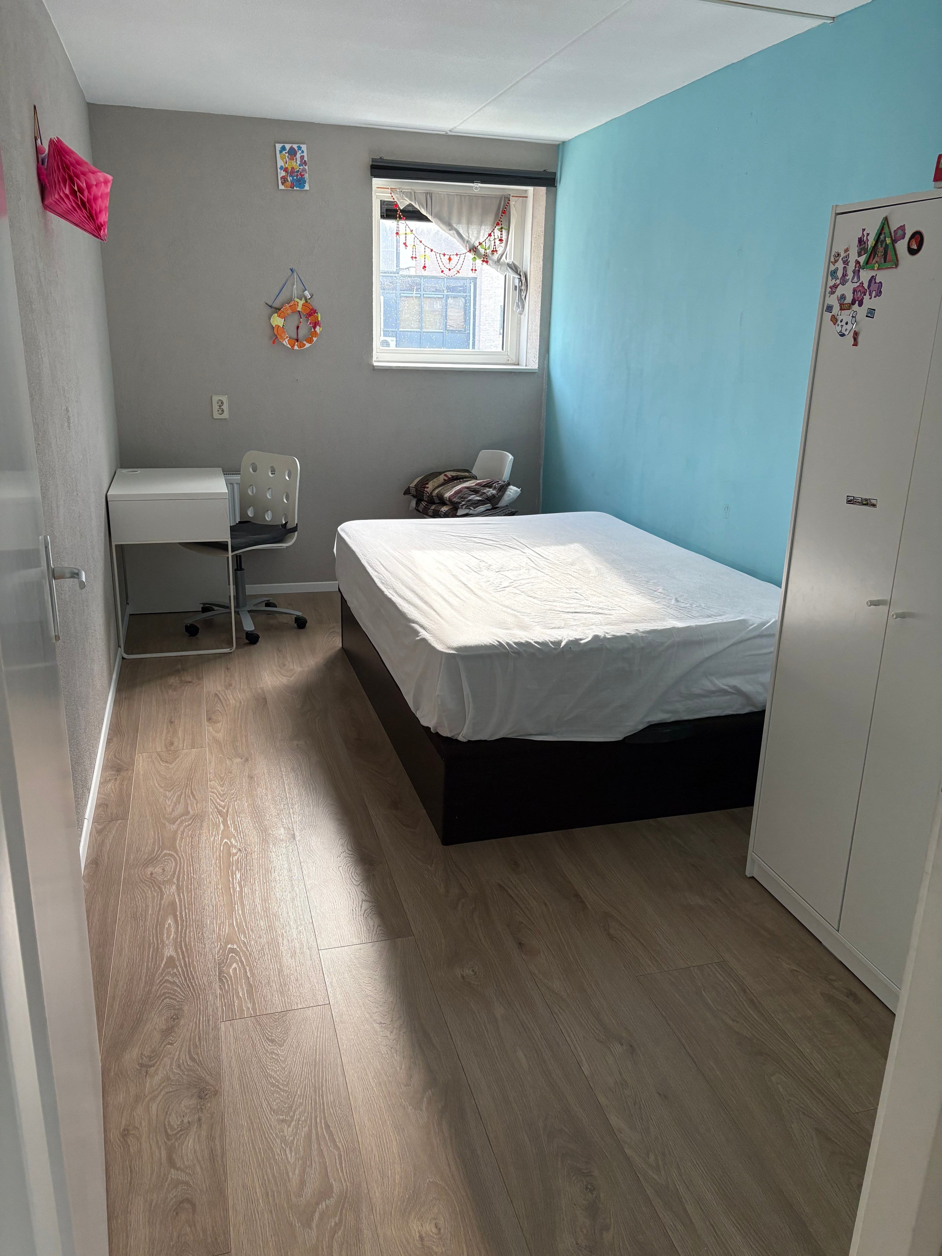 Image accompanying room listing