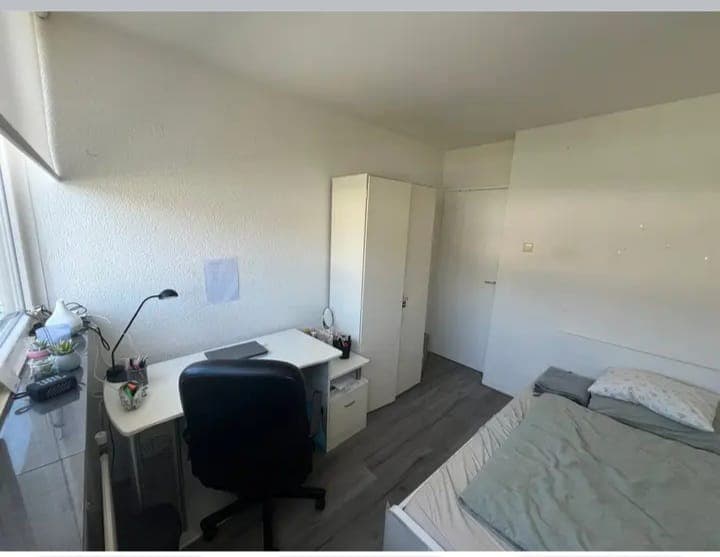 Image accompanying room listing