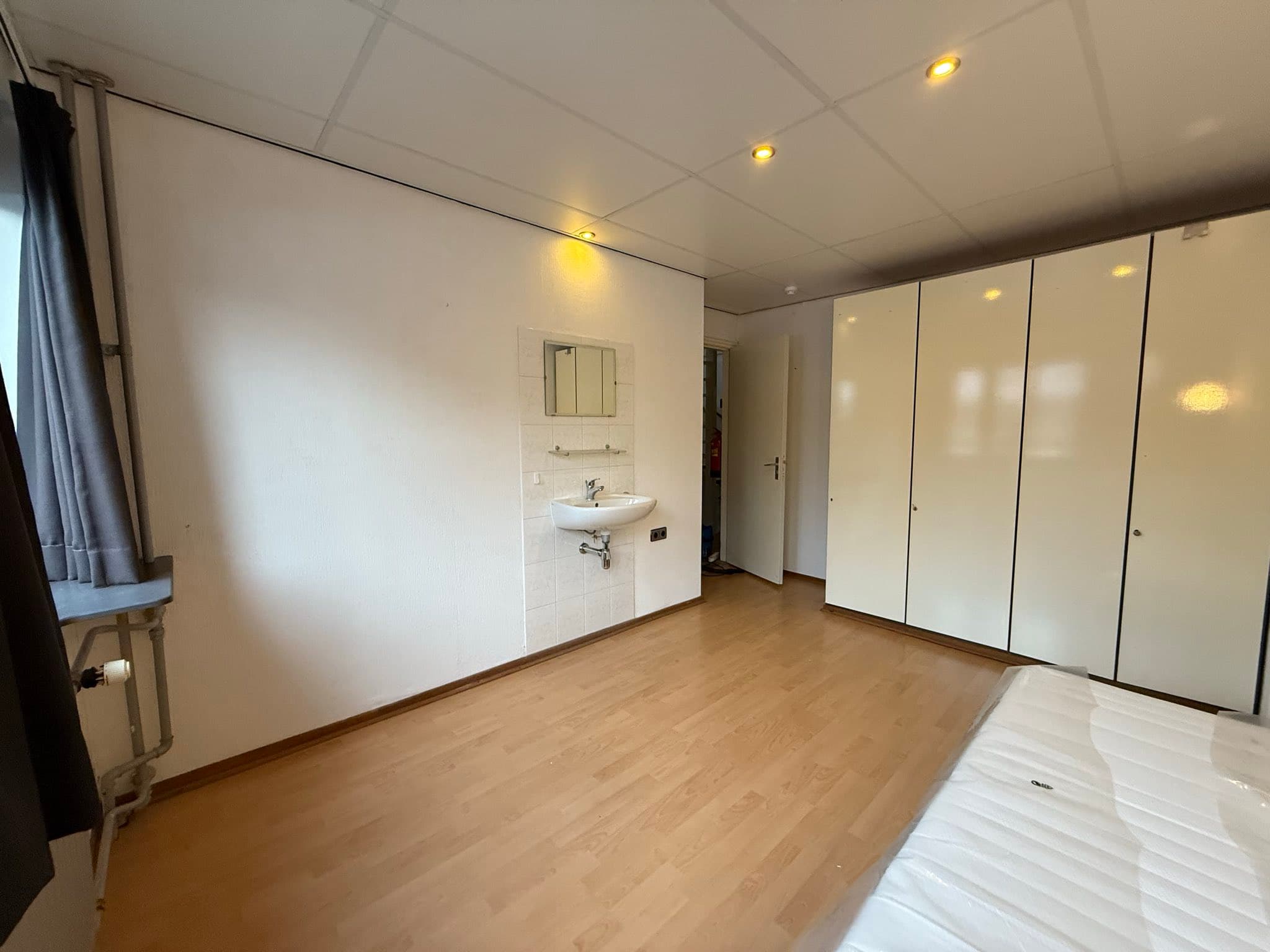Image accompanying room listing