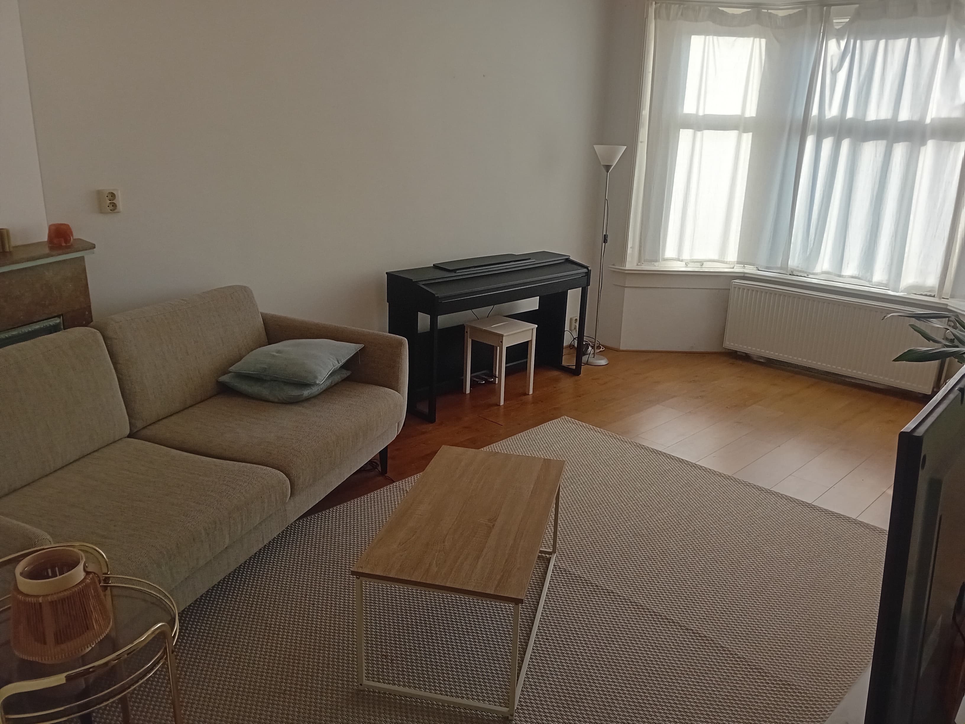 Image accompanying room listing