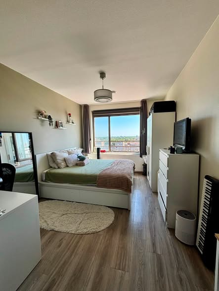 Image accompanying room listing