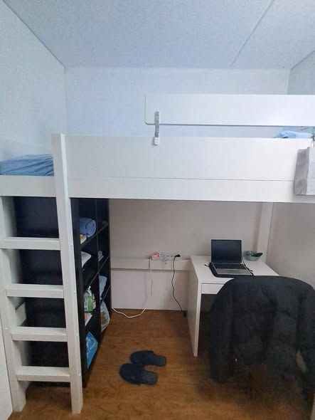 Image accompanying room listing