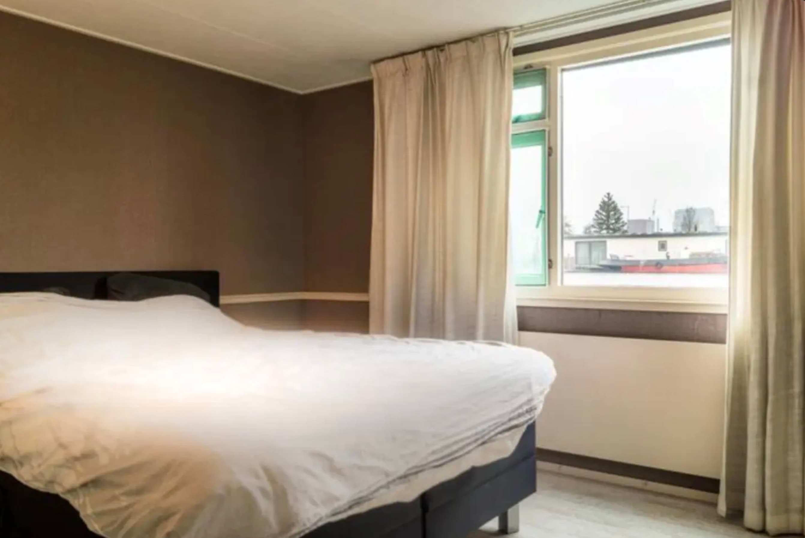 Image accompanying room listing