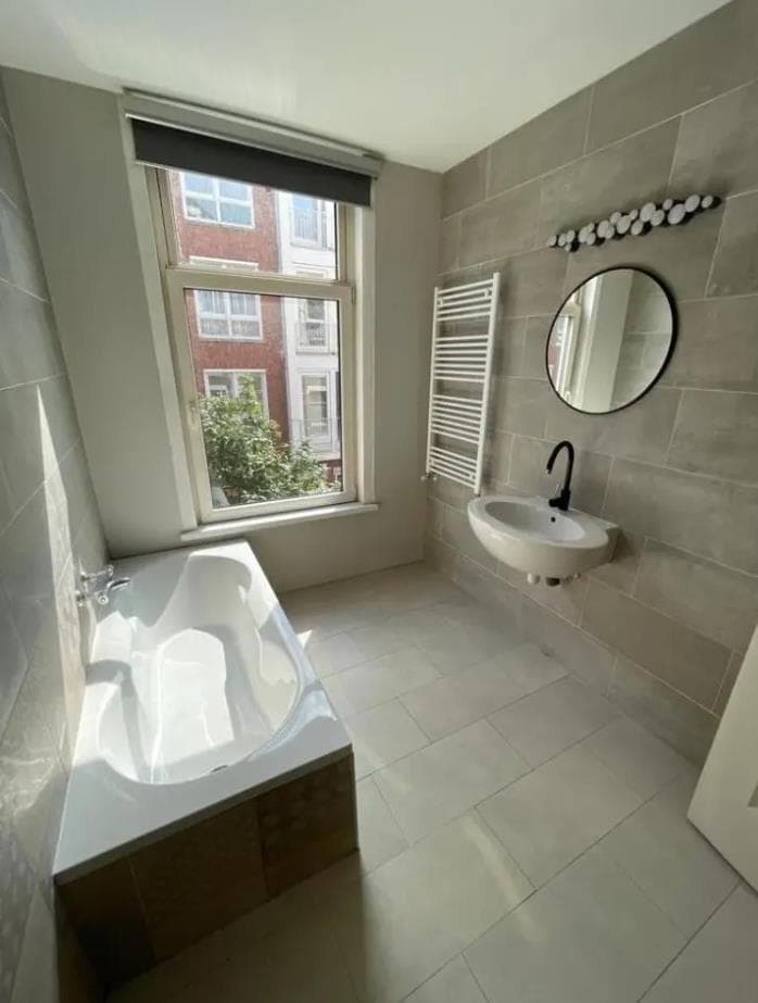 Image accompanying room listing