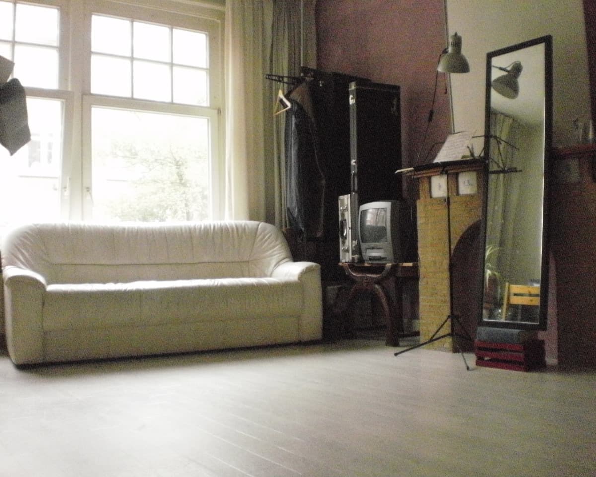 Image accompanying room listing