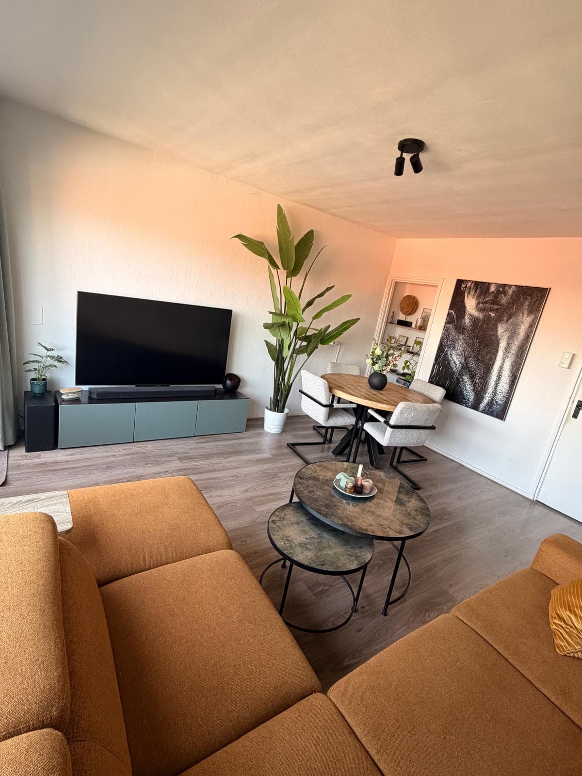 Image accompanying room listing