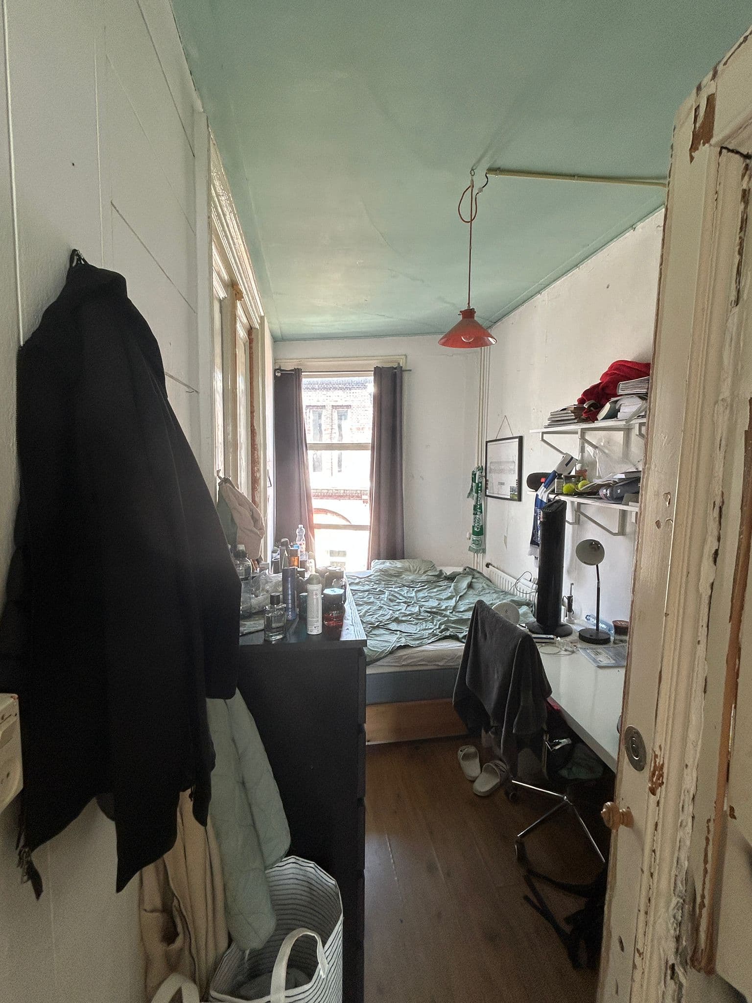 Image accompanying room listing