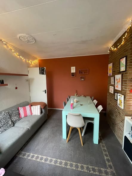 Image accompanying room listing