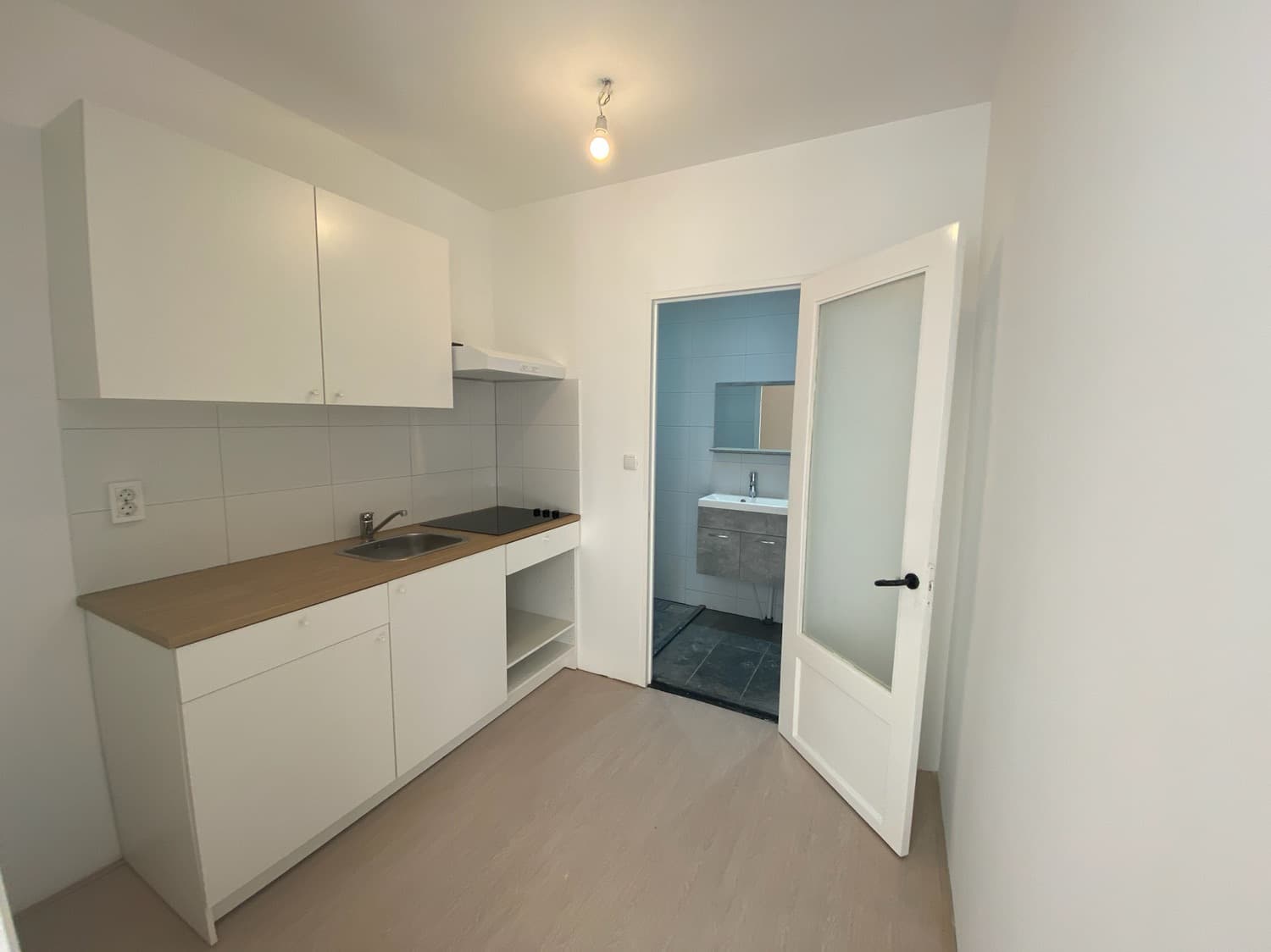 Image accompanying room listing