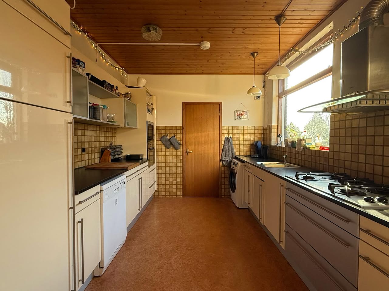 Image accompanying room listing