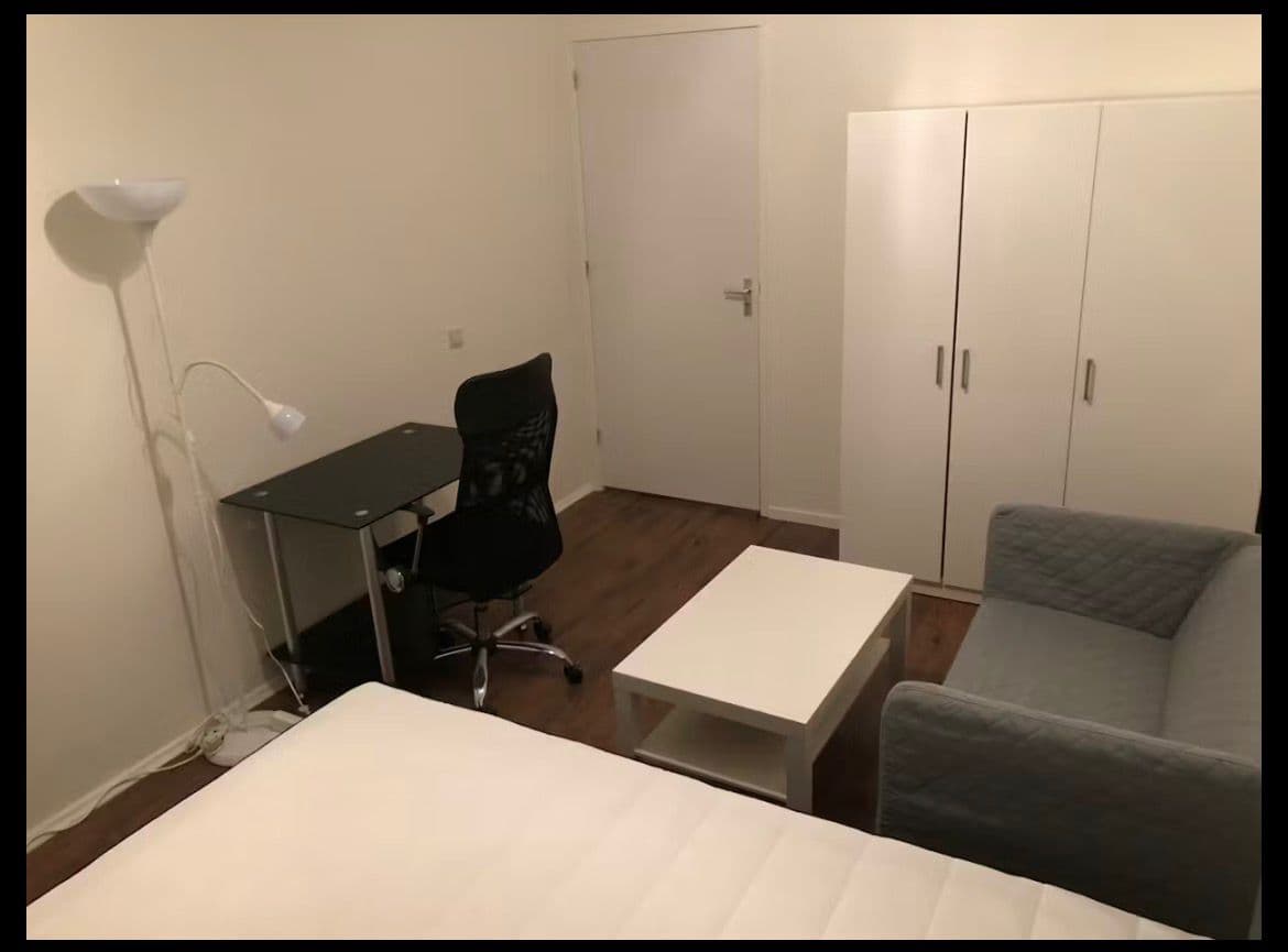 Image accompanying room listing