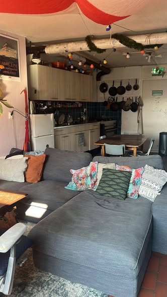 Image accompanying room listing