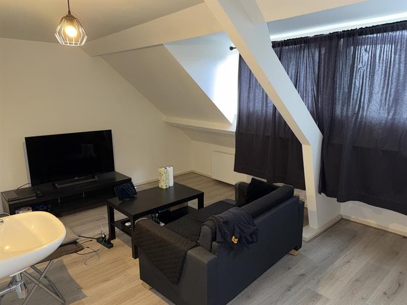 Image accompanying room listing