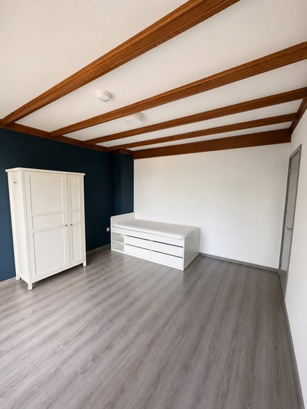 Image accompanying room listing