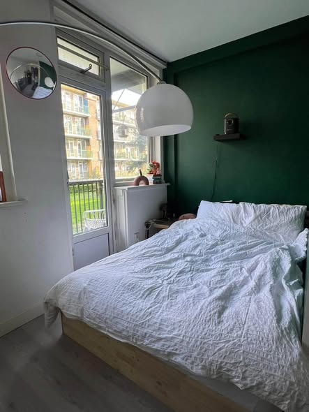 Image accompanying room listing