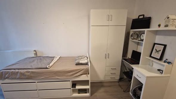 Image accompanying room listing