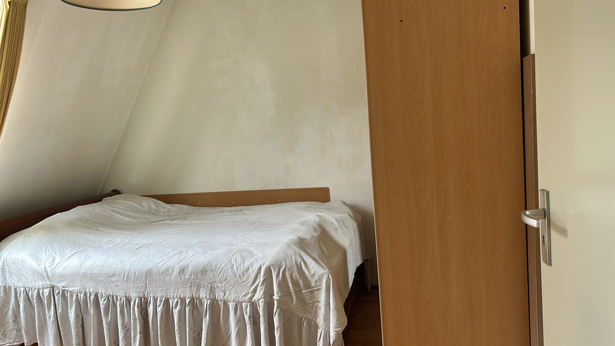 Image accompanying room listing