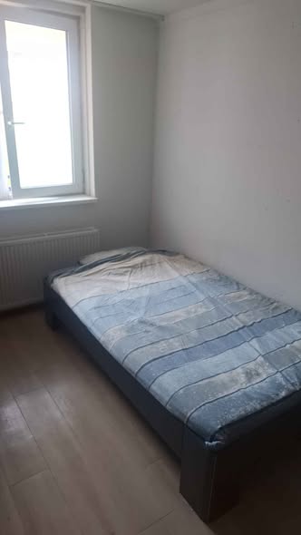 Image accompanying room listing