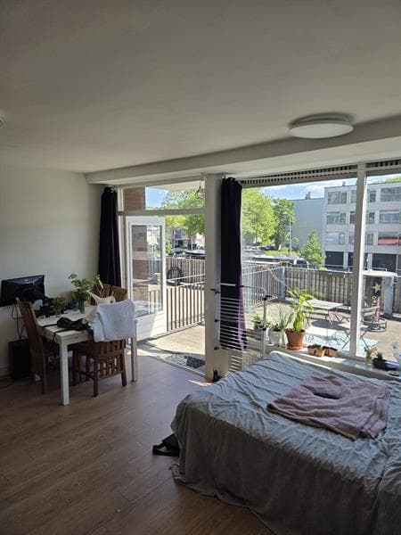 Image accompanying room listing