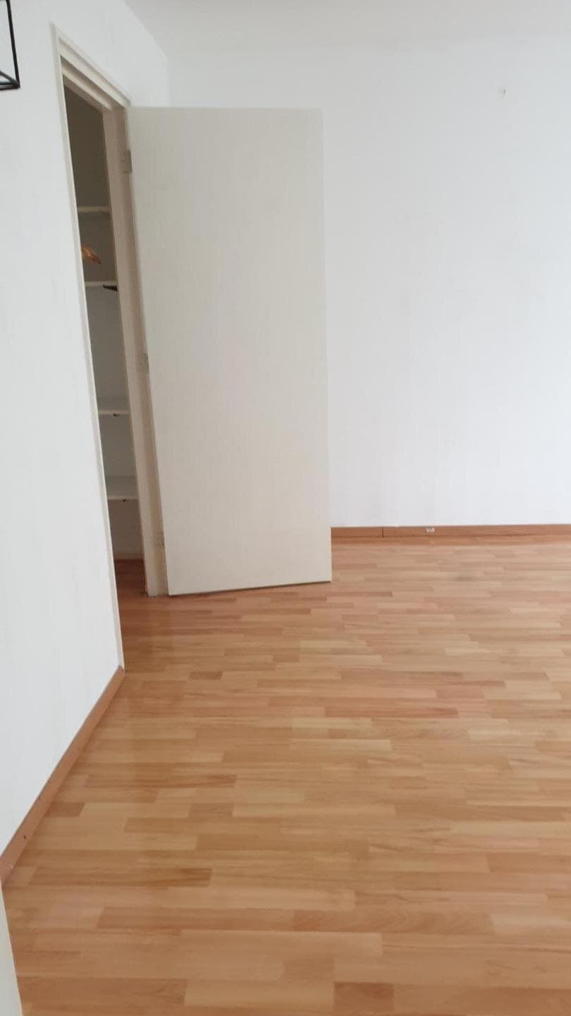 Image accompanying room listing