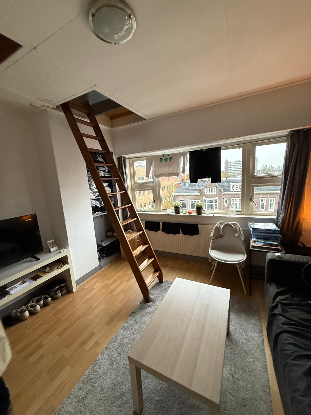 Image accompanying room listing