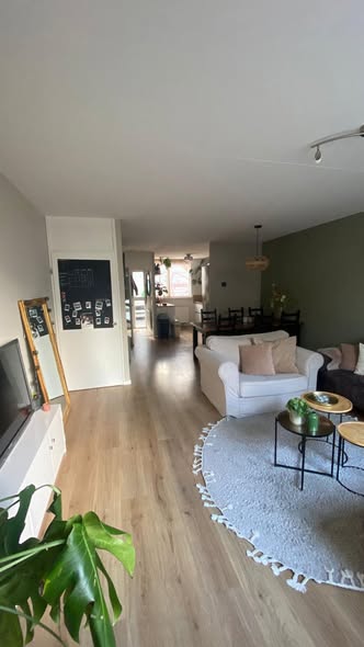 Image accompanying room listing