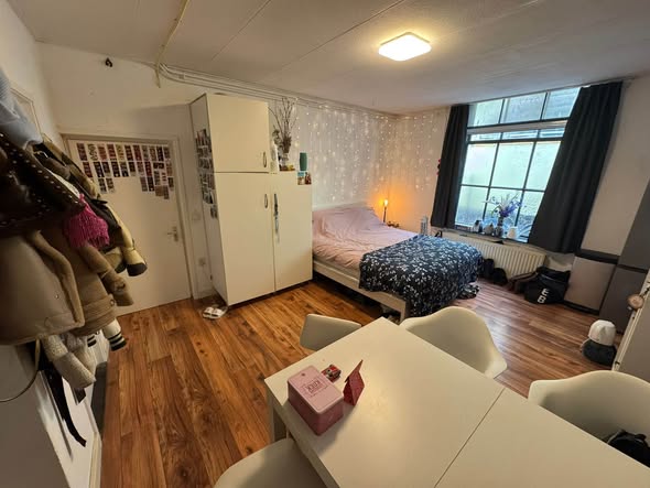 Image accompanying room listing