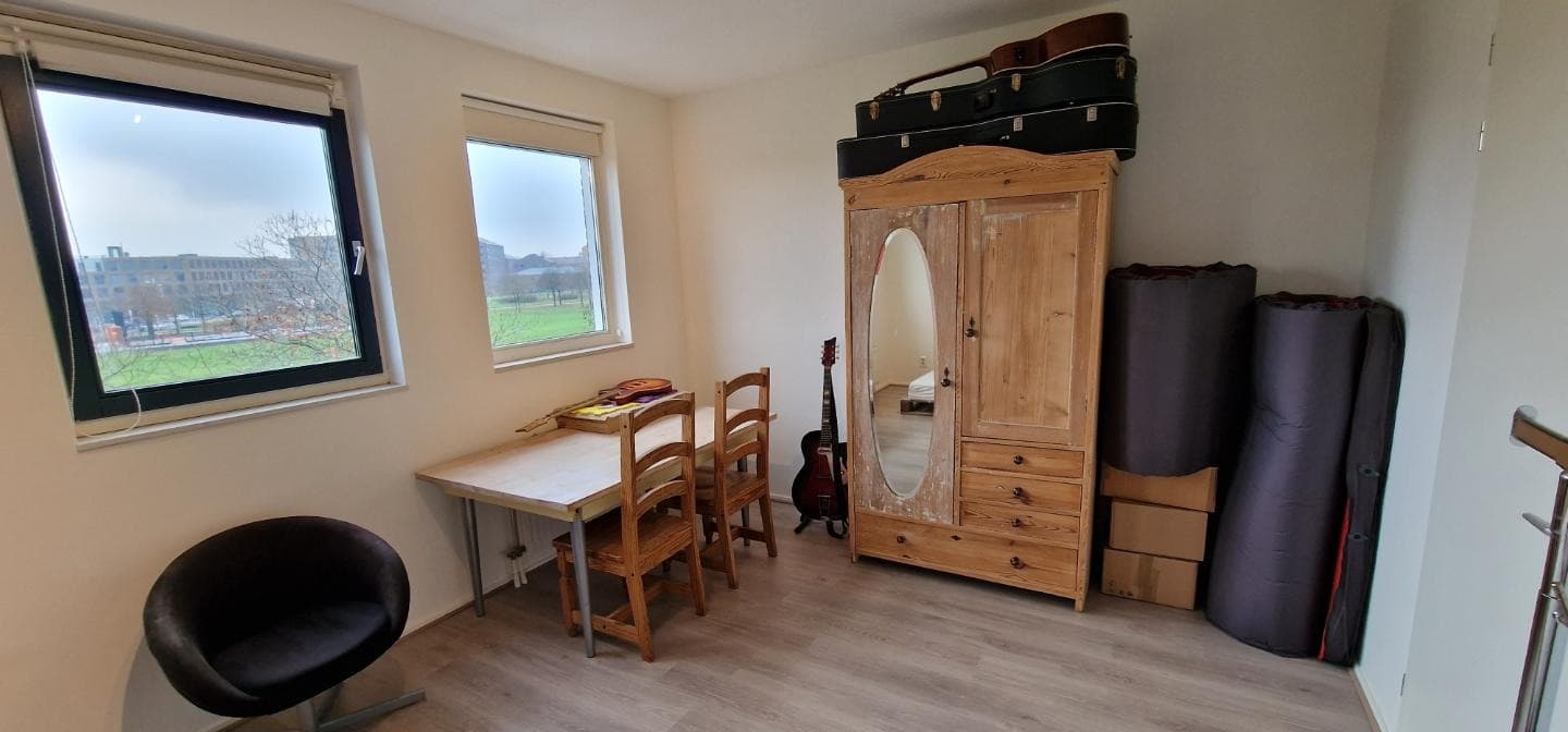 Image accompanying room listing