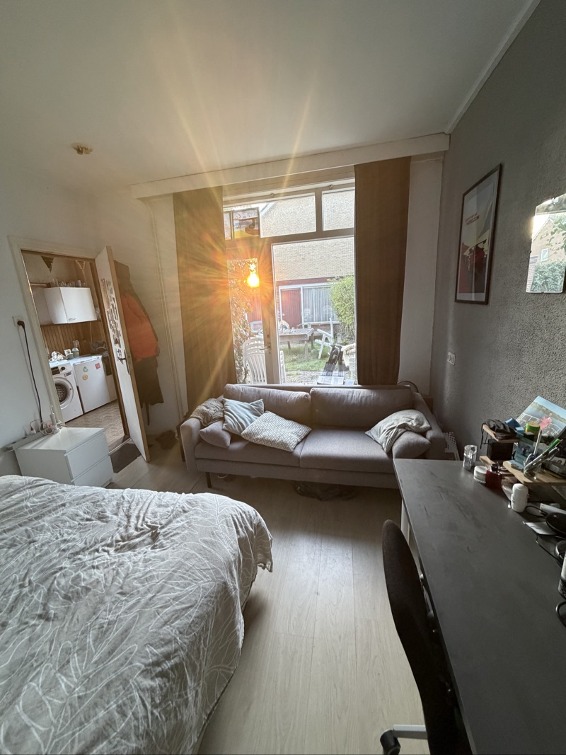 Image accompanying room listing