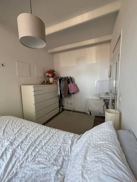 Image accompanying room listing