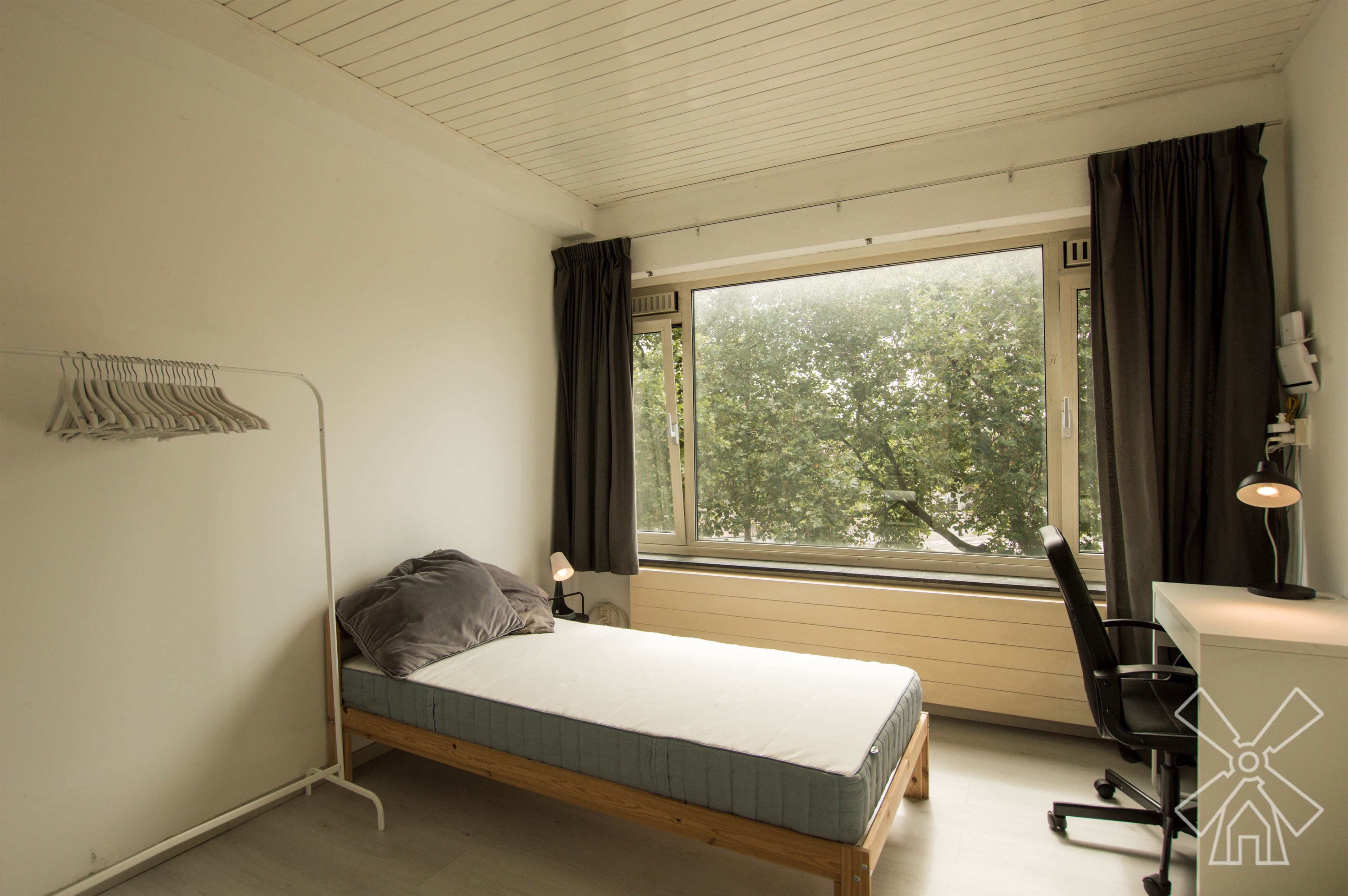 Image accompanying room listing