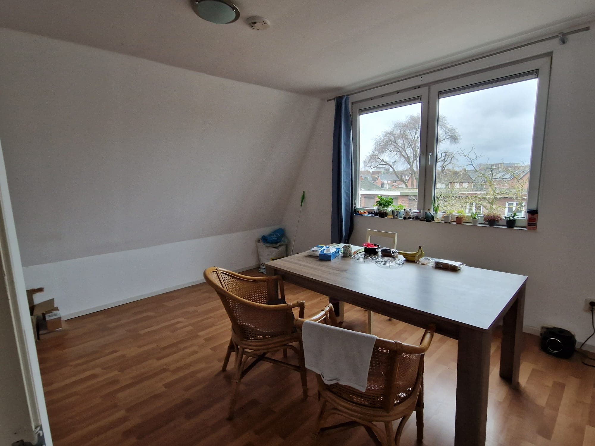 Image accompanying room listing