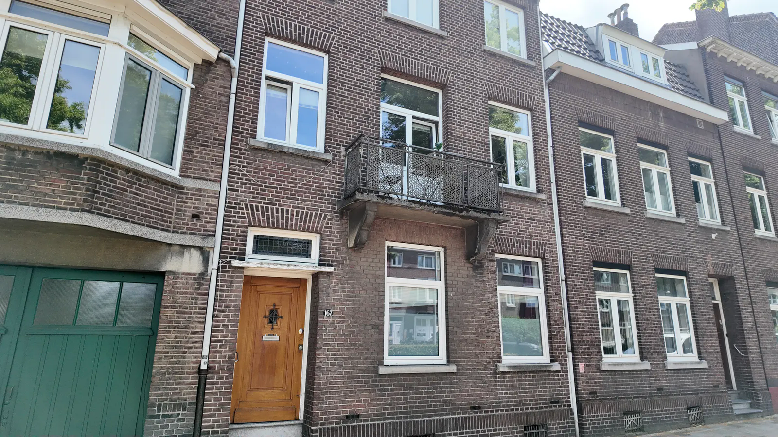 Image accompanying room listing