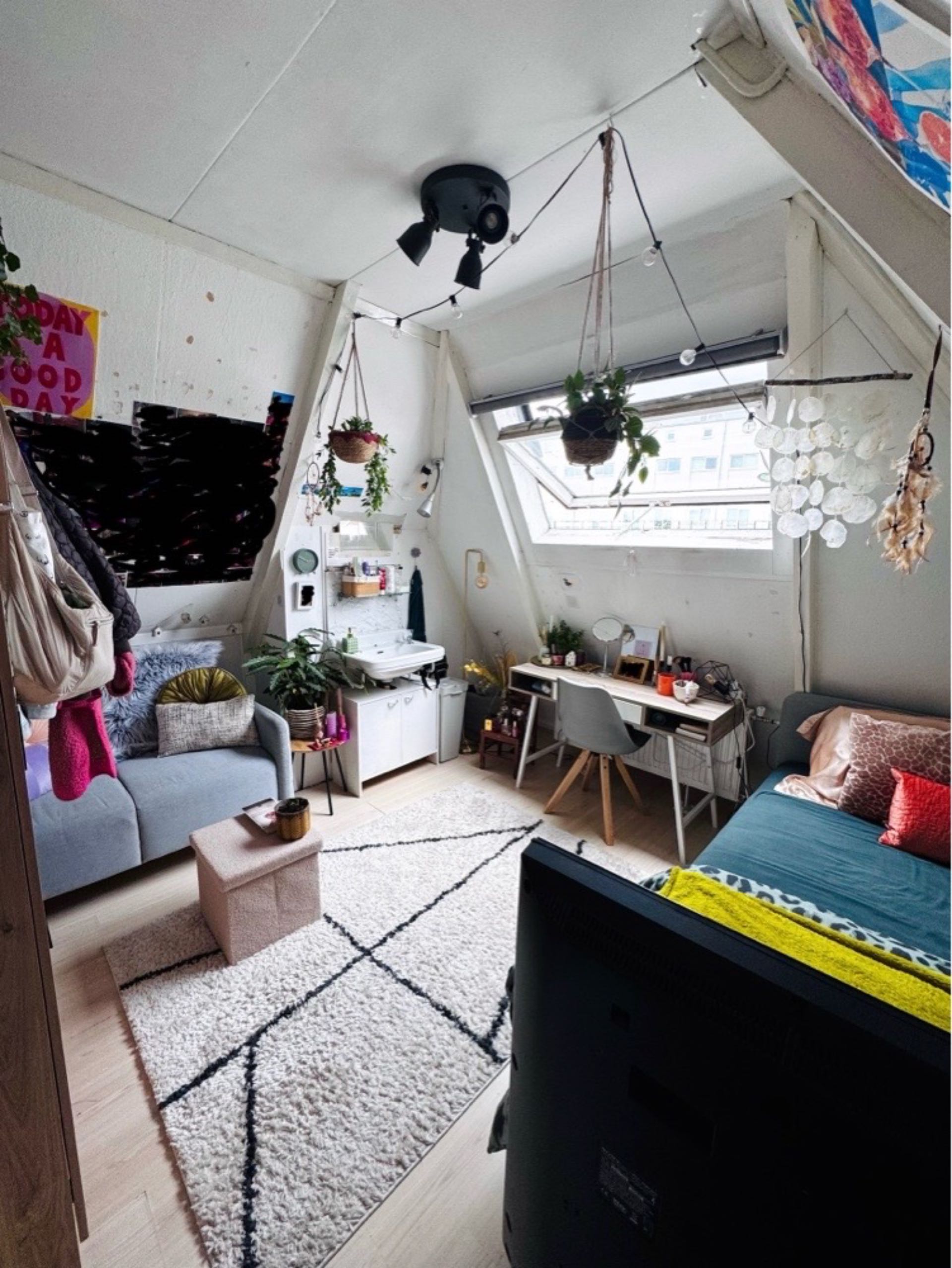 Image accompanying room listing