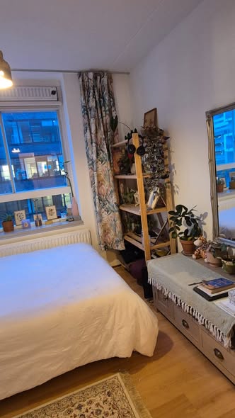Image accompanying room listing