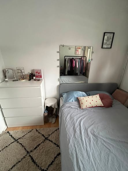Image accompanying room listing