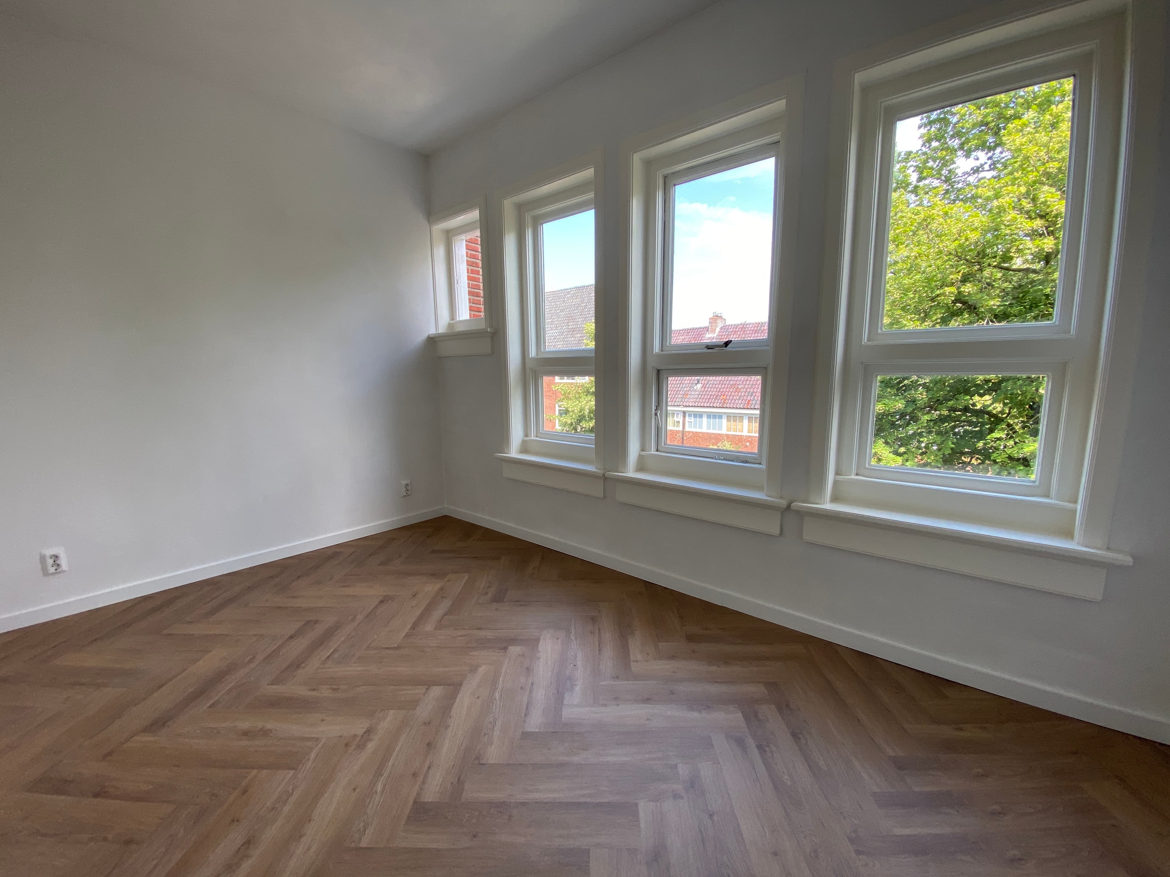 Image accompanying room listing