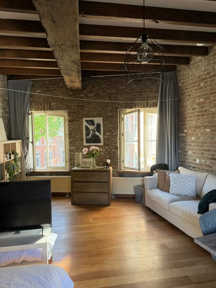 Image accompanying room listing