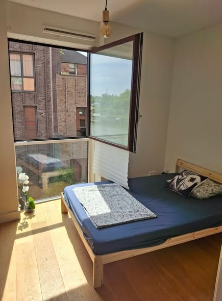 Image accompanying room listing