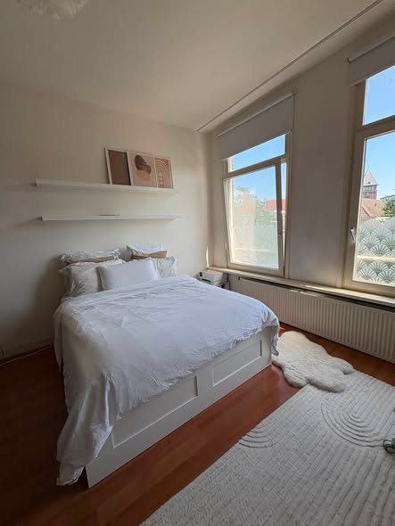 Image accompanying room listing