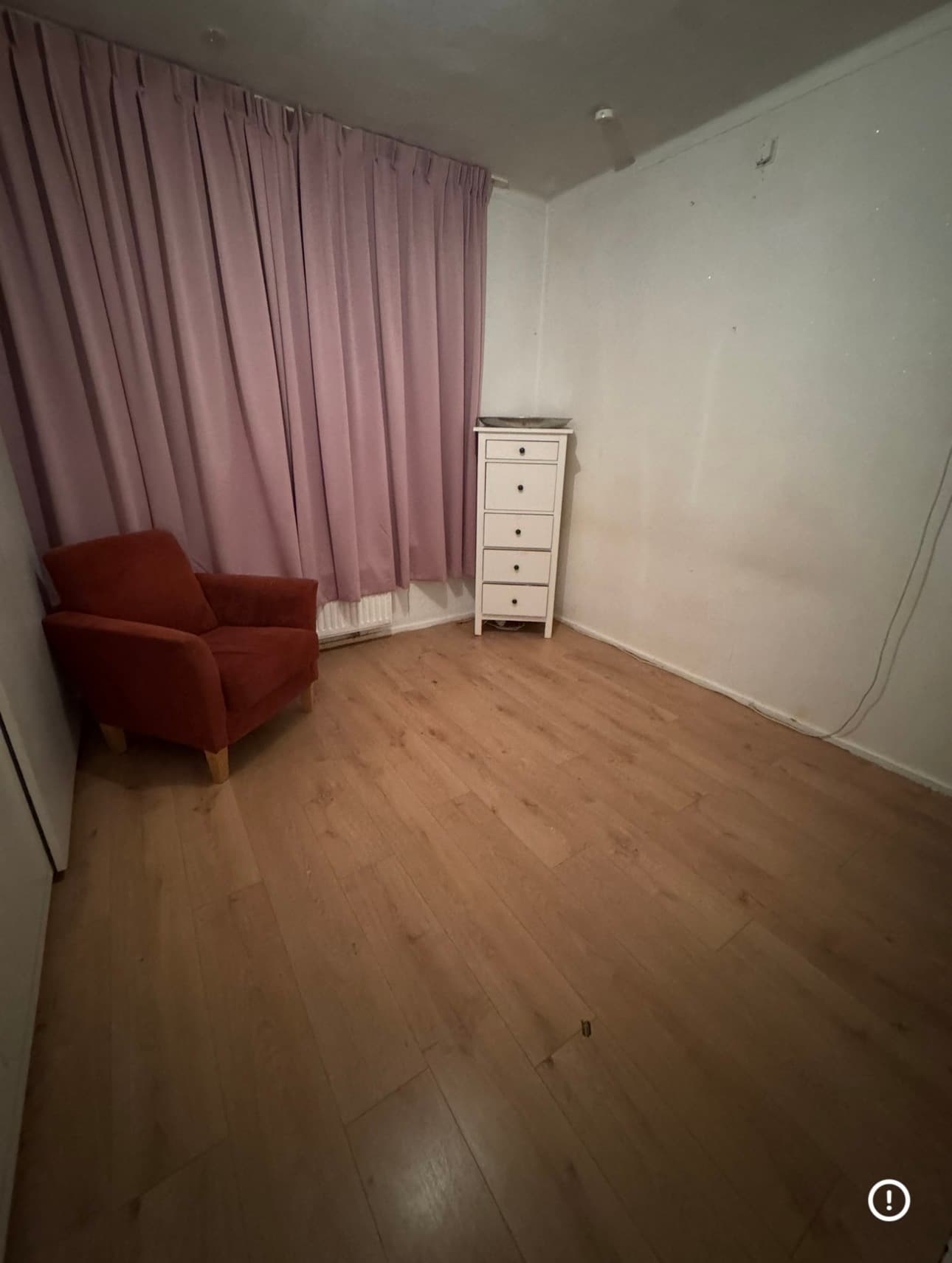 Image accompanying room listing