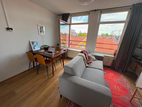Image accompanying room listing