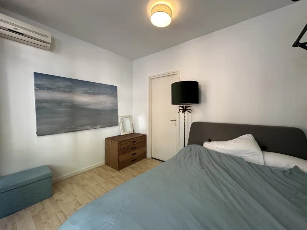 Image accompanying room listing